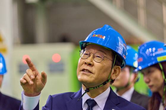 이재명 대통령이 7일 대전 핵융합에너지연구원을 방문해 현장을 시찰하고 있다. 대통령실 제공