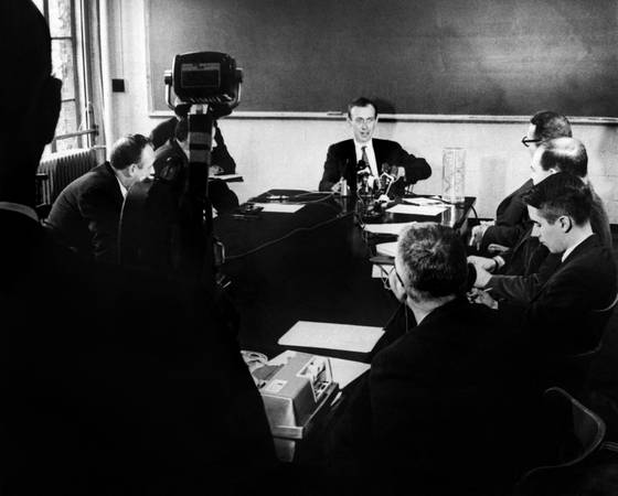 1962년 노벨상 수상 후 미국 하버드대에서 기자회견을 연 왓슨(가운데). 당시 그는 이 대학 생물학과 교수로 재직 중이었다. [AFP=연합뉴스]