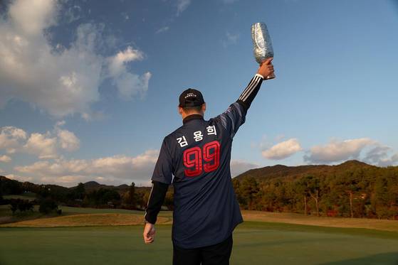 지난 2일 투어 프로 18년만에 렉서스 마스터스에서 우승한 김재호. 사진 KPGA