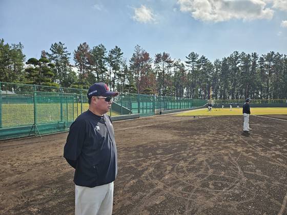롯데 김태형 감독이 일본 미야자키 마무리캠프에서 선수들의 훈련을 지켜보고 있다. 사진 롯데 자이언츠