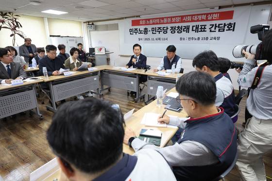 정청래 더불어민주당 대표(가운데)가 6일 열린 ‘민주노총·더불어민주당 정책 간담회’에서 발언하고 있다. 이날 정 대표는 “노동조합은 이재명 정부의 가장 강력한 지지 세력”이라며 “법적 정년을 65세로 단계적으로 연장하는 일은 이미 국정 과제에 상당히 반영돼 있다”고 말했다. [연합뉴스]