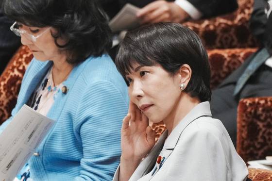 다카이치 사나에 일본 총리가 10일 열린 중의원 예산위원회에서 의원 발언을 듣고 있다. AFP=연합뉴스