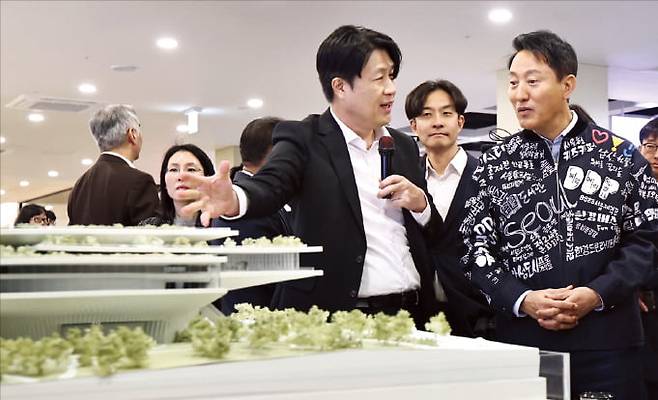 < 제2세종문화회관 모형 살핀 오세훈 > 오세훈 서울시장이 10일 서울 종로 세종라운지에서 열린 제2세종문화회관 건립 설계공모 시상식에서 당선작과 입상작에 관한 설명을 듣고 있다.  연합뉴스