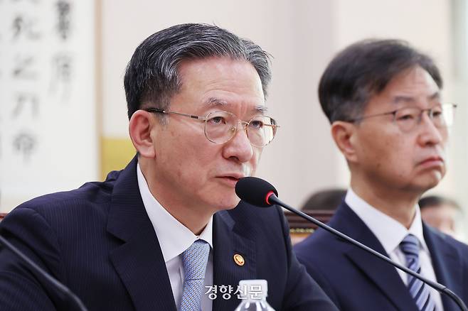 정성호 법무부 장관이 지난달 30일 국회 법제사법위원회에서 열린 종합 국정감사에서 답변하고 있다. 한수빈 기자