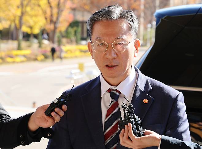 정성호 법무부 장관이 10일 정부과천청사 법무부로 출근하며 검찰의 ‘대장동 항소 포기’ 결정과 관련한 입장을 밝히고 있다. 연합뉴스