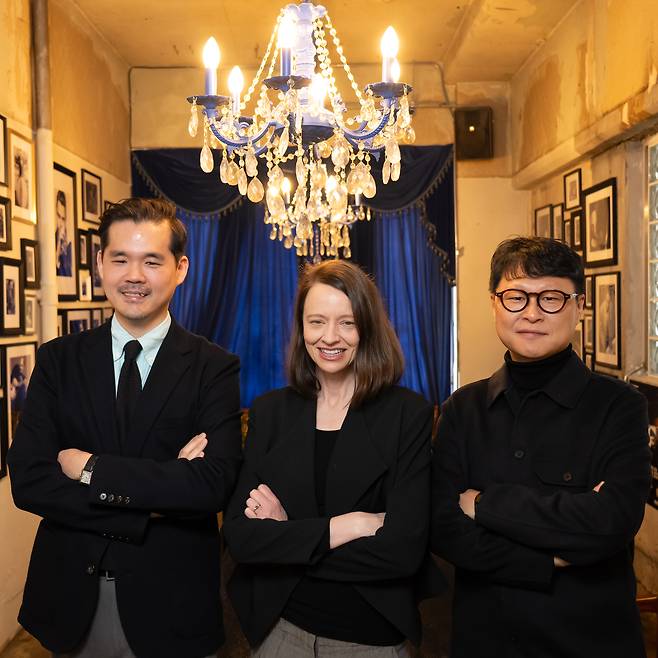 뮤지컬 <물랑루즈!> 한국 공연 제작에 참여한 최윤하 PD, 저신타 존 협력 연출, 예주열 공연사업부장(왼쪽부터) CJ ENM 제공