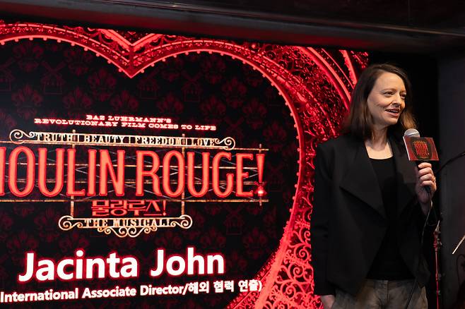 저신타 존 협력 연출이 10일 종로구 이들스에서 열린 기자간담회에서 한국에서 재연 무대를 올리는 <물랑루즈!>에 대해 설명하고 있다.     CJ ENM 제공