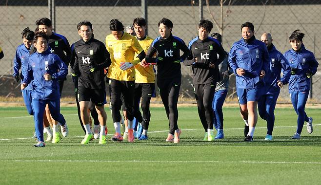 홍명보 감독이 이끄는 남자 축구 국가대표팀이 10일 오후 충남 천안 대한민국축구종합센터에서 11월 A매치를 앞두고 첫 훈련을 하고 있다. 연합뉴스