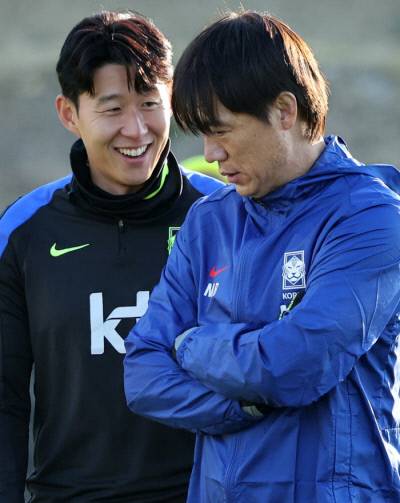 축구대표팀이 10일 충남 천안 대한민국축구종합센터(왼쪽)에서 훈련을 시작하면서 ‘천안 시대’가 열렸다. 홍명보 감독과 손흥민이 훈련 중 대화하고 있다. 연합뉴스