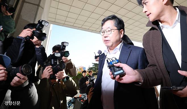 취재진 질문 받는 노만석 총장대행 노만석 검찰총장 직무대행이 10일 서울 서초구 대검찰청으로 출근하며 취재진 질문을 받고 있다. 성동훈 기자 zenism@kyunghyang.com