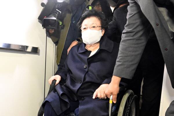 이배용 전 국가교육위원장이 지난 6일 서울 광화문 KT 빌딩에 마련된 김건희특검 사무실로 출석하고 있다.  연합뉴스