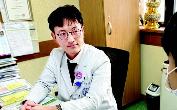 서영은 대동병원 비뇨의학과 과장이 환자를 진료하고 있다. 대동병원 제공