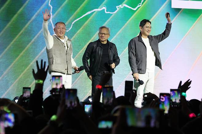 From left: Hyundai Motor Group Executive Chair Chung Euisun, Nvidia CEO Jensen Huang and Samsung Electronics Executive Chair Lee Jae-yong greet the audience on stage during the 25th anniversary of Nvidia's GeForce held in Seoul on Oct. 30. (Yonhap)