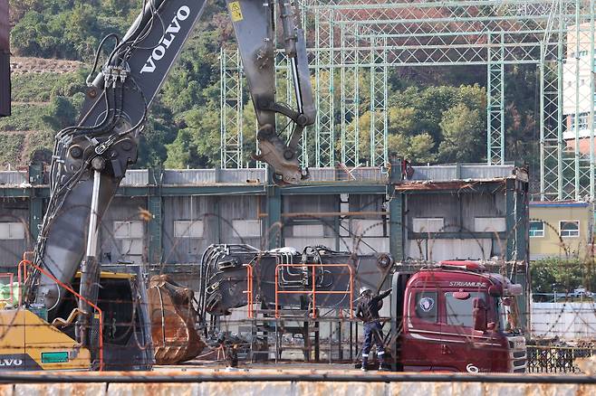 Demolition equipment are being set up at the Ulsan Thermal Power Plant in Ulsan for Boiler Towers 4 and 6 in order to continue the rescue operations at the collapsed Boiler Tower Unit 5 on Nov. 9. [YONHAP]