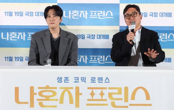 Director Kim Sung-hoon, right, speaks alongside actor Lee Kwang-soo during a press conference for romantic comedy film ″Love Barista″ held in Yongsan District, central Seoul, on Nov. 10. [NEWS1]