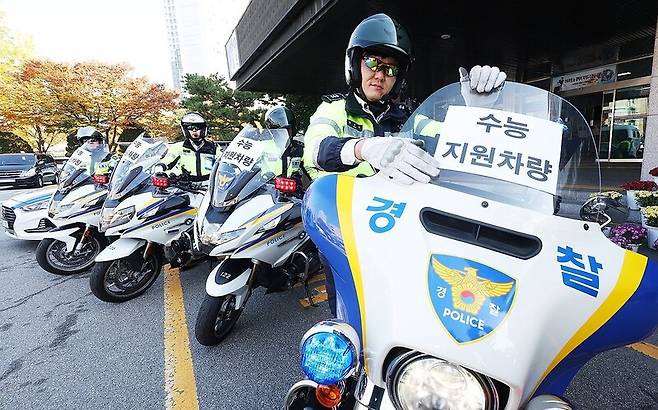 지난해 수능 당일 오전 경기도 수원시 영통구 수원남부경찰서에서 경찰관들이 수능 특별 교통관리에 사용될 경찰 오토바이와 순찰차에 안내문을 부착하고 있다. 2024.11.11 / 사진=연합뉴스