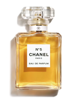샤넬의 대표 향수 제품 N°5. 1921년 가브리엘 샤넬이 조향사  에르네스트 보에게 여성용 향수를 만들어달라고 부탁한 뒤, 5번째 샘플을 선택하면서 넘버 파이브라는 이름을 갖게 됐다. 현재 판매되고 있는 오 드 빠르펭 제품은 1978년 조향사 자크 뽈쥬가 재해석한 제품이다. [샤넬]