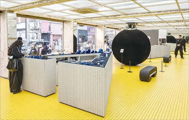 성수동 인테리어 핵심은 브랜드 정체성을 보여줄 수 있는 ‘오브제’다. 사진 위에는 ‘휠&로드’를 콘셉트로 올해 리뉴얼한 ‘카시나 성수점’, 아래는 무한한 확장과 조화를 오브제로 표현한 ‘아더에러 오브샵 성수’. (윤관식 기자)