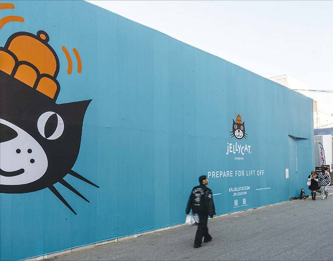 현재 성수동은 온 동네가 광고판이다. 문자 그대로 건물과 빌딩 외벽, 공사 현장마다 초대형 옥외광고가 설치돼 있다. (윤관식 기자)