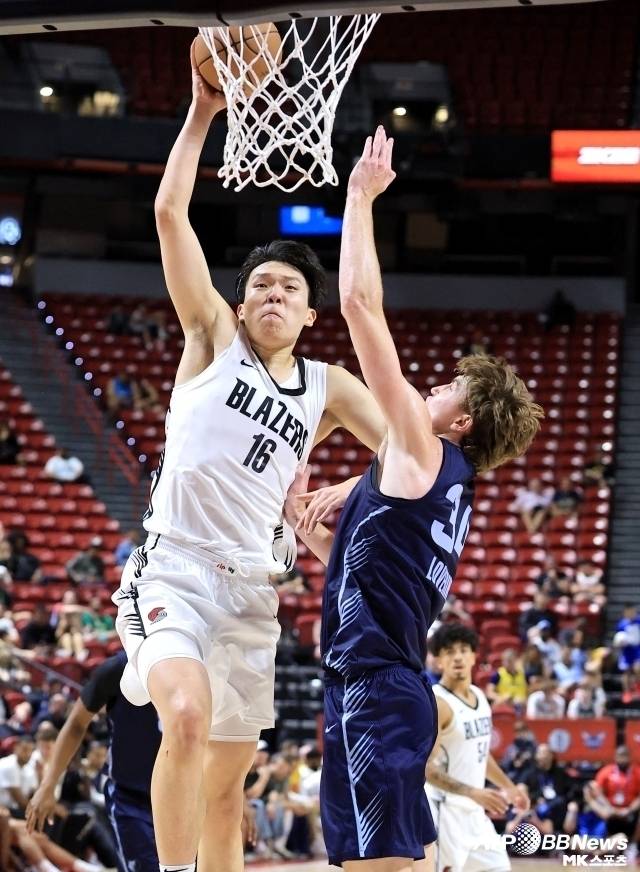 왕스펑은 “많은 사람이 포틀랜드의 선택에 대해 이해하지 못하고 있다. 그러나 서머리그와 프리시즌 때를 생각하면 양한센은 높은 순위로 지명될 자격이 충분했다. 정말 잘했다. 정규시즌에서의 부진? 그는 두 번째 그룹에서 최고라고 볼 수 있으나 첫 번째 그룹과의 차이는 아직 있다. 더 많이 훈련해야 한다”고 말했다. 사진=AFPBBNews=News1