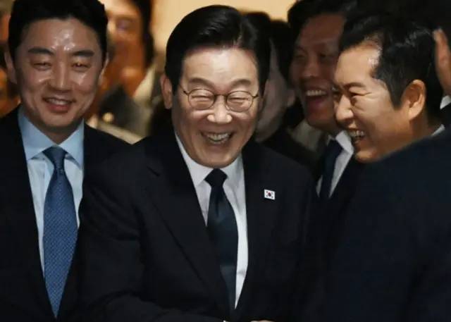 이재명 대통령이 4일 서울 여의도 국회에서 2026년도 정부 예산안에 대한 시정연설을 한 뒤 본회의장을 나서며 정청래 더불어민주당 대표 등과 인사하고 있다. 국회사진기자단