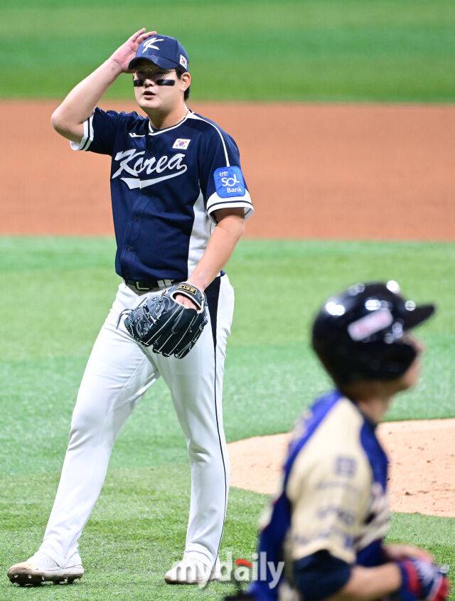 9일 오후 서울 구로구 고척스카이돔에서 진행된 '2025 NAVER K-BASEBALL SERIES' 대한민국-체코와의 평가전 경기. 대한민국 김서현이 5회말 구원 등판해 볼넷을 허용하고 있다./고척=곽경훈 기자 kphoto@mydaily.co.kr