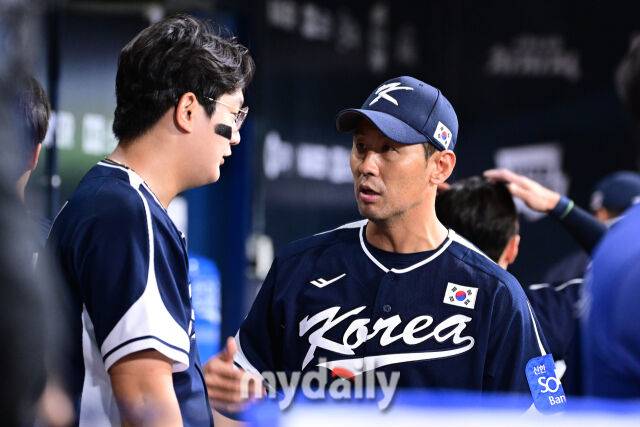 9일 오후 서울 구로구 고척스카이돔에서 진행된 '2025 NAVER K-BASEBALL SERIES' 대한민국-체코와의 평가전 경기. 대한민국 김서현이 더그아웃에서 김광삼 코치와 이야기를 나누고 있다./고척=곽경훈 기자 kphoto@mydaily.co.kr
