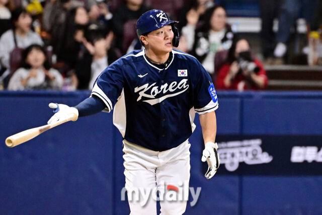 9일 오후 서울 구로구 고척스카이돔에서 진행된 '2025 NAVER K-BASEBALL SERIES' 대한민국-체코와의 평가전 경기.대한민국 이재원이 9회말 무사 1루에서 대타로 등장해 투런 홈런을 때린 뒤 기뻐하고 있다./고척-곽경훈 기자