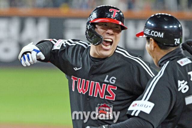 30일 대전 한화생명 볼파크 야구장에서 열린 '2025 신한 SOL 뱅크 KBO 한국시리즈 4차전' LG 트윈스와 한화 이글스 경기.LG 김현수가 9회초 2사 2-3루에 2타점 역전 적시타를 친 후 기뻐하고 있다./마이데일리