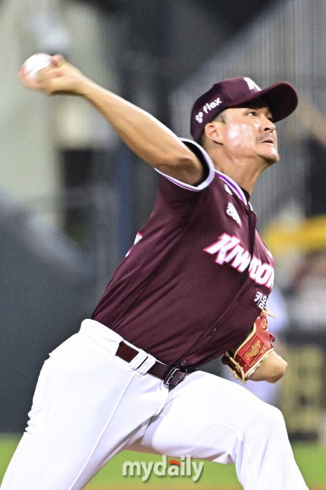 31일 서울 잠실야구장에서 열린 '2025 신한 SOL BANK KBO리그' 키움 히어로즈와 LG 트윈스 경기. 키움 원종현이 9회말 교체되 마운드에 올라 힘차게 투구하고 있다./마이데일리