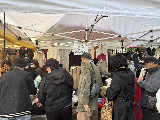지난 9일 찾은 서울 종로구 동대문 일요시장은 저렴한 옷을 구매하기 위해 방문한 사람들로 가득했다. 박연수 기자