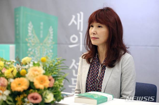 [서울=뉴시스] 박진희 기자 = 은희경 작가가 30일 서울 마포구 디어라이프에서 장편소설 '새의 선물' 100쇄 기념 개정판 출간 기자 간담회를 하고 있다. '새의 선물'은 1995 문학동네에서 출간되었으며 제1회 '문학동네소설상' 수상작이다. 2022.05.30. pak7130@newsis.com