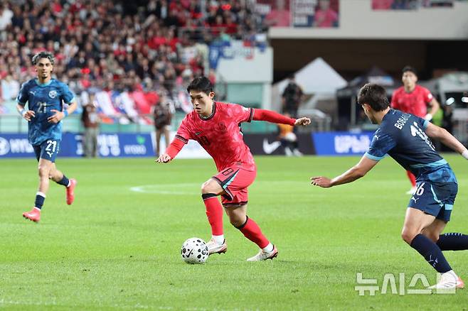 [서울=뉴시스] 이영환 기자 = 14일 오후 서울 마포구 서울월드컵경기장에서 열린 하나은행 초청 축구국가대표팀 친선경기 대한민국과 파라과이의 경기 전반전, 대한민국 이동경이 돌파를 하고 있다. 2025.10.14. 20hwan@newsis.com