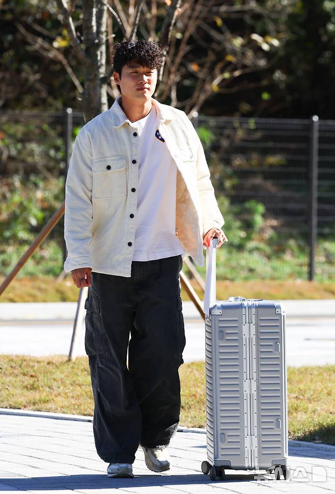 [천안=뉴시스] 황준선 기자 = 대한민국 축구 국가대표팀 김태현이 10일 오후 충남 천안시 대한민국축구종합센터에 입소하고 있다. 대한민국 축구 국가대표팀은 오는 14일 대전 월드컵경기장에서 볼리비아와 18일 서울월드컵경기장에서 가나와 11월 A매치 평가전을 치른다. 2025.11.10. hwang@newsis.com