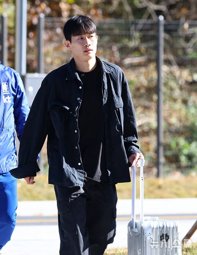 [천안=뉴시스] 황준선 기자 = 대한민국 축구 국가대표팀 김문환이 10일 오후 충남 천안시 대한민국축구종합센터에 입소하고 있다. 대한민국 축구 국가대표팀은 오는 14일 대전 월드컵경기장에서 볼리비아와 18일 서울월드컵경기장에서 가나와 11월 A매치 평가전을 치른다. 2025.11.10. hwang@newsis.com