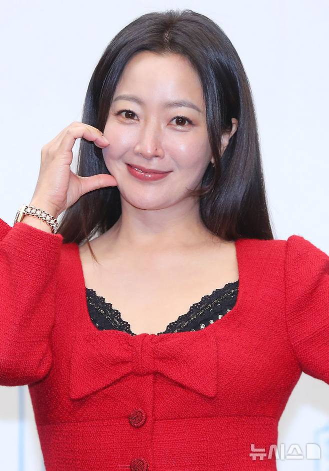 [서울=뉴시스] 김혜진 기자 = 배우 김희선이 10일 오후 서울 마포구 스탠포드호텔에서 열린 티비조선 새 월화드라마 '다음생은 없으니까' 제작발표회에서 포즈를 취하고 있다. 2025.11.10. jini@newsis.com