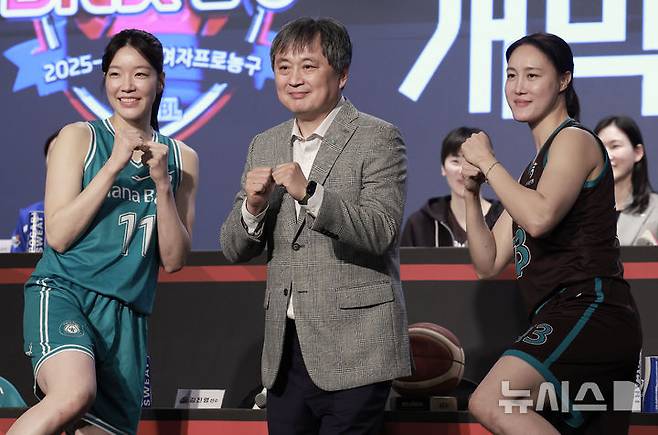 [서울=뉴시스] 정병혁 기자 = 10일 서울 강서구 메이필드호텔에서 열린 BNK 금융 2025-2026 여자프로농구 개막 미디어데이에서 이상범 하나은행 감독과 김정은, 양인영이 포즈를 취하고 있다.  2025.11.10. jhope@newsis.com