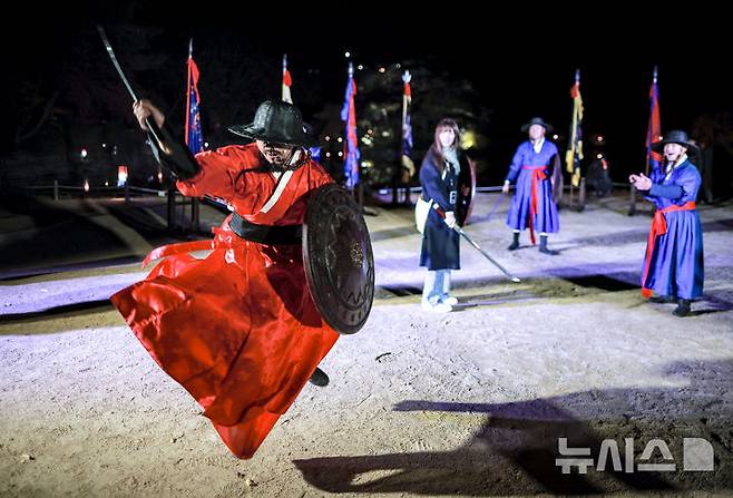 [서울=뉴시스] 정병혁 기자 = 10일 서울 종로구 창경궁에서 열린 2025 야간관람 '동궐동락'을 찾은 관람객들이 공연을 관람하고 있다. 2025.11.10. jhope@newsis.com