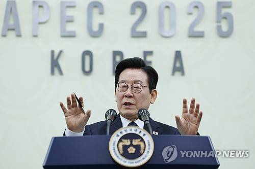 이재명 대통령, 2025 경주 APEC 정상회의 기자회견 (경주=연합뉴스) 특별취재단 = 이재명 대통령이 1일 경주화백컨벤션센터(HICO)에서 열린 2025 아시아태평양경제협력체(APEC) 정상회의 기자회견에서 답변하고 있다.  2025.11.1 photo@yna.co.kr