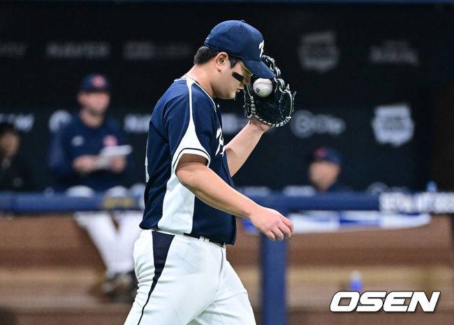 [OSEN=고척, 최규한 기자] 9일 서울 구로구 고척스카이돔에서 ‘2025 NAVER K-BASEBALL SERIES’ 대한민국 야구 대표팀과 체코 야구 대표팀의 평가전이 열렸다.한국은&nbsp;9일 2025 K-베이스볼 시리즈 체코 대표팀과의 경기에 이어 오는&nbsp;15일과 16일 양일에 걸쳐 도쿄돔에서 일본 대표팀과 2경기를 치른다.&nbsp;5회말 2사 1, 3루 상황 체코 프로콥에게 적시타를 내준 한국 투수 김서현이 아쉬워하고 있다. 2025.11.09 / dreamer@osen.co.kr