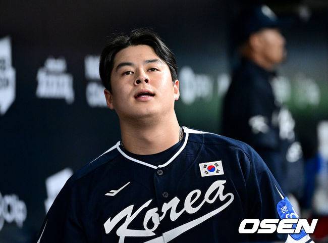 [OSEN=고척, 최규한 기자] 9일 서울 구로구 고척스카이돔에서 ‘2025 NAVER K-BASEBALL SERIES’ 대한민국 야구 대표팀과 체코 야구 대표팀의 평가전이 열렸다.한국은&nbsp;9일 2025 K-베이스볼 시리즈 체코 대표팀과의 경기에 이어 오는&nbsp;15일과 16일 양일에 걸쳐 도쿄돔에서 일본 대표팀과 2경기를 치른다.&nbsp;5회초 무사 1루 상황 한국 노시환이 병살타를 치고 물러난 뒤 더그아웃에서 아쉬워하고 있다. 2025.11.09 / dreamer@osen.co.kr