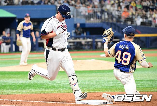 [OSEN=고척, 조은정 기자]8일 서울 구로구 고척스카이돔에서 ‘2025 NAVER K-BASEBALL SERIES’ 대한민국 야구 대표팀과 체코 야구 대표팀의 경기가 열렸다.한국은&nbsp;8일과 9일 2025 K-베이스볼 시리즈 체코 대표팀과의 2경기를 시작으로&nbsp;15일과 16일 양일에 걸쳐 도쿄돔에서 일본 대표팀과 2경기를 치른다.&nbsp;6회말 한국 선두타자 노시환이 땅볼로 물러나고 있다. 2025.11.08 /cej@osen.co.kr