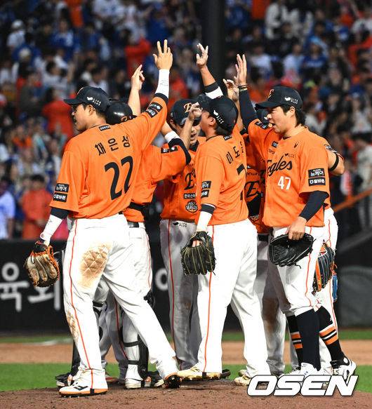 [OSEN=대전, 이대선 기자] 한화 선수들이 승리의 기쁨을 나누고 있다. 2025.10.18 /sunday@osen.co.kr