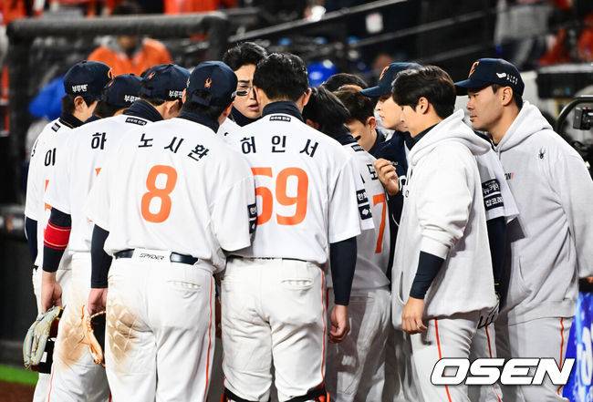 [OSEN=대전, 지형준 기자] 6회말을 앞두고 한화 선수들이 미팅을 하고 있다. 2025.10.31 /jpnews@osen.co.kr