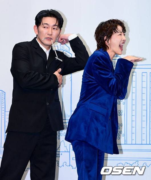 [OSEN=지형준 기자] 10일 오후 서울 상암 스탠포드호텔에서&nbsp;TV CHOSUN&nbsp;새 월화미니시리즈&nbsp;‘다음생은 없으니까’&nbsp;제작발표회가 열렸다.‘다음생은 없으니까’(연출 김정민/극본 신이원/제작 티엠이그룹,&nbsp;퍼스트맨스튜디오,&nbsp;메가폰)는 매일 같은 하루,&nbsp;육아 전쟁과 쳇바퀴 같은 직장생활에 지쳐가는,&nbsp;마흔 하나 세 친구의 더 나은&nbsp;‘완생’을 위한 좌충우돌 코믹 성장기다.배우 허준석, 진서연이 포즈를 취하고 있다. 2025.11.10 /jpnews@osen.co.kr