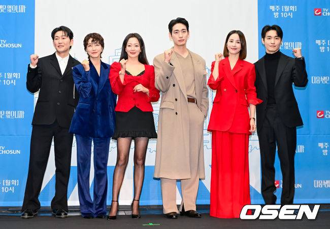 [OSEN=지형준 기자] 10일 오후 서울 상암 스탠포드호텔에서&nbsp;TV CHOSUN&nbsp;새 월화미니시리즈&nbsp;‘다음생은 없으니까’&nbsp;제작발표회가 열렸다.‘다음생은 없으니까’(연출 김정민/극본 신이원/제작 티엠이그룹,&nbsp;퍼스트맨스튜디오,&nbsp;메가폰)는 매일 같은 하루,&nbsp;육아 전쟁과 쳇바퀴 같은 직장생활에 지쳐가는,&nbsp;마흔 하나 세 친구의 더 나은&nbsp;‘완생’을 위한 좌충우돌 코믹 성장기다.배우 허준석, 진서연, 김희선, 윤박, 한혜진, 장인섭이 포즈를 취하고 있다. 2025.11.10 /jpnews@osen.co.kr