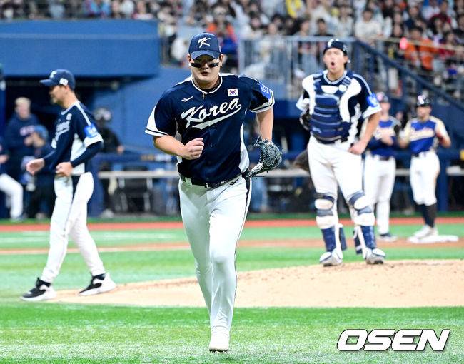 [OSEN=고척, 최규한 기자] 9일 서울 구로구 고척스카이돔에서 ‘2025 NAVER K-BASEBALL SERIES’ 대한민국 야구 대표팀과 체코 야구 대표팀의 평가전이 열렸다.한국은&nbsp;9일 2025 K-베이스볼 시리즈 체코 대표팀과의 경기에 이어 오는&nbsp;15일과 16일 양일에 걸쳐 도쿄돔에서 일본 대표팀과 2경기를 치른다.&nbsp;5회말 2사 1, 3루 상황 한국 김서현이 마운드를 내려가고 있다. 2025.11.09 / dreamer@osen.co.kr