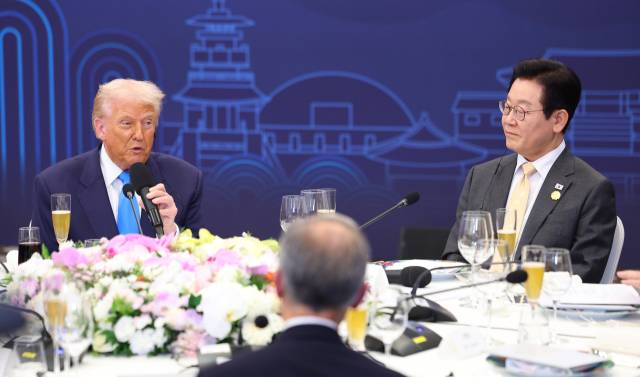 ▲이재명 대통령이 지난달 29일 경북 경주 힐튼호텔 그랜드볼룸에서 열린 이 대통령 주최 정상 특별만찬에서 도널드 트럼프 미국 대통령의 축사를 듣고 있다. ⓒ연합뉴스