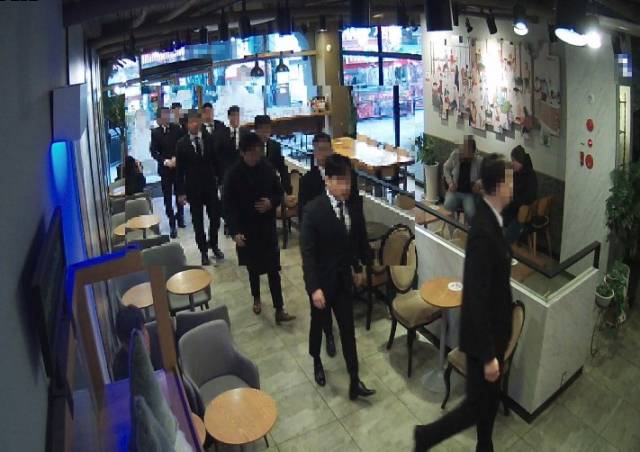 ▲올해 4월 부산 한 상점에 소집된 신20세기파 조직원들.ⓒ부산경찰청