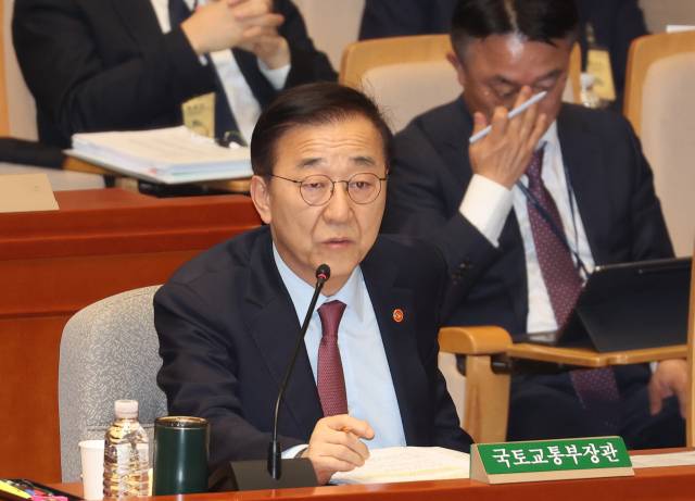 ▲김윤덕 국토교통부 장관이 10일 국회에서 열린 예산결산특별위원회 전체회의에 출석해 질의에 답하고 있다. ⓒ연합뉴스
